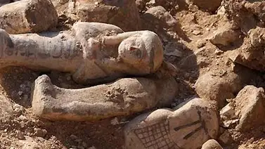 Descubren en Luxor dos estatuas faraónicas de hace 3.500 años Descubren en Luxor dos estatuas faraónicas de hace 3.500 años