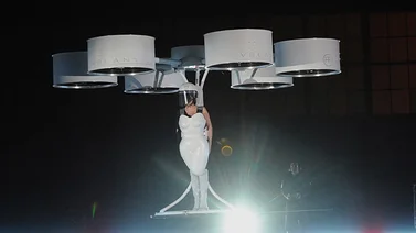 ¿Un vestido volador?… ¡buena propuesta Lady Gaga!