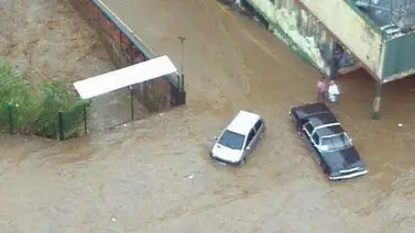 Avenidas de Valencia inundadas por desborde del río Cabriales Avenidas de Valencia inundadas por desborde del río Cabriales