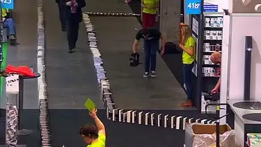 Efecto dominó gigante con libros entró al Guinnes Efecto dominó gigante con libros entró al Guinnes