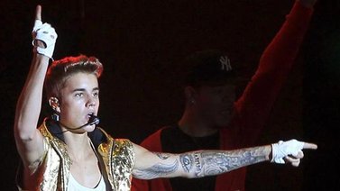 Justin Bieber se molestó y abandonó palco en Sao Paulo porque le lanzaron un objeto