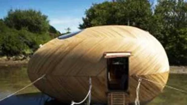 Un artista ingles vive en un huevo de madera flotante.