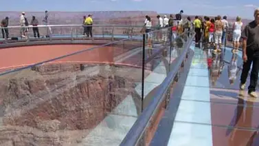 Inauguran una pasarela de vidrio sobre el Gran Cañón del Colorado Inauguran una pasarela de vidrio sobre el Gran Cañón del Colorado