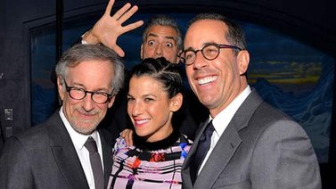 George Clooney invade la foto de Steven Spielber y Jerry Seinfeld
