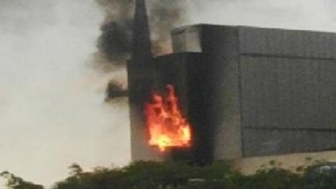Cierran acceso por Colinas Los Caobos tras incendio en sede de Venevisión