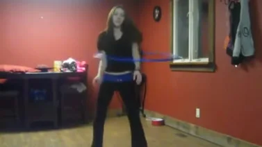 Ella casi no sabe bailar con el "hula-hula"… ¡Rayos!