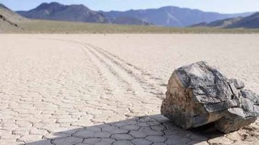 Piedras que se mueven solas en el desierto