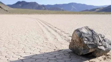 Piedras que se mueven solas en el desierto