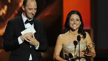 Julia Louis-Dreyfus, Jim Parsons y Breaking Bad se llevan su estatuilla de los Emmy Julia Louis-Dreyfus, Jim Parsons y Breaking Bad se llevan su estatuilla de los Emmy