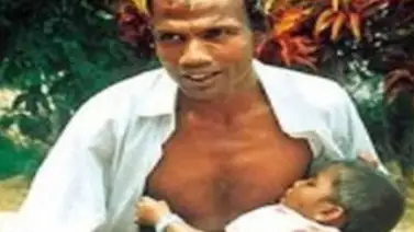 Un hombre de 38 años amamanta a sus hijas Un hombre de 38 años amamanta a sus hijas