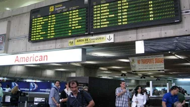 AFP: "Pasajeros fantasmas" llenan vuelos internacionales para tener dólares Cadivi