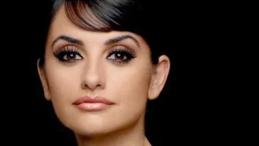 Penélope Cruz se quita la parte de encima del bikini en Corsica