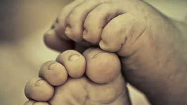 INCREÍBLE: Bebé de 20 meses sobrevive a caída desde un 3er piso
