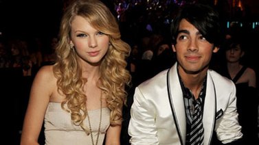 Joe Jonas ridiculiza a su ex novia Taylor Swift