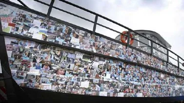 Un mega barco de papel maché que puede navegar