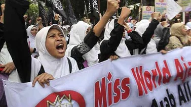 Musulmanes protestan contra la celebración de Miss Mundo en Indonesia