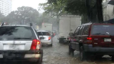 Protección Civil y bomberos alertas ante precipitaciones en Los Teques