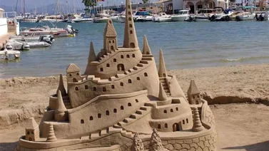 Puertorriqueños fallan en batir marca de hacer castillos de arena en una hora