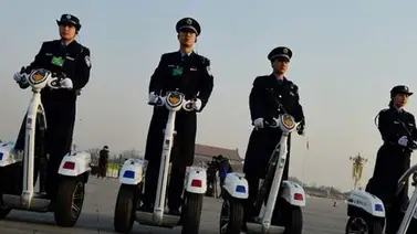 Ocho policías despedidos en China por bañarse desnudos y colgar las fotos en Internet Ocho policías despedidos en China por bañarse desnudos y colgar las fotos en Internet