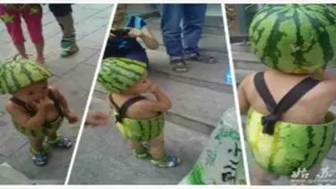 ¡El último grito de la moda! Usar trajes de sandía para refrescarse ¡El último grito de la moda! Usar trajes de sandía para refrescarse