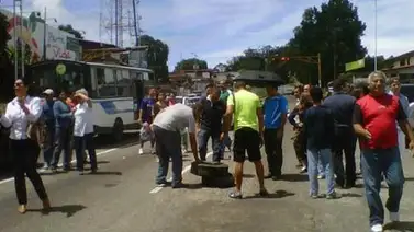 Protesta de turistas en Táchira por larga espera para recibir chip de gasolina Protesta de turistas en Táchira por larga espera para recibir chip de gasolina