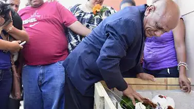 Despide a su mascota con un funeral multitudinario Despide a su mascota con un funeral multitudinario