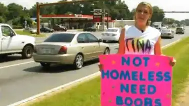 Una mujer pide dinero en la calle "para agrandarse los senos" Una mujer pide dinero en la calle "para agrandarse los senos"