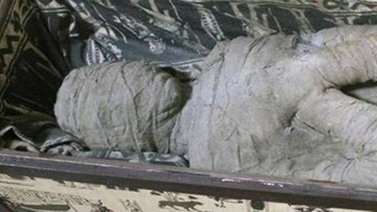 Un niño encontró una momia en la casa de su abuela