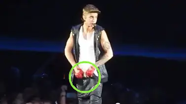 Justin Bieber se guardó el teléfono de una fan dentro de su pantalón Justin Bieber se guardó el teléfono de una fan dentro de su pantalón