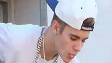 Justin Bieber trata de defenderse tras escupir a sus fans Justin Bieber trata de defenderse tras escupir a sus fans