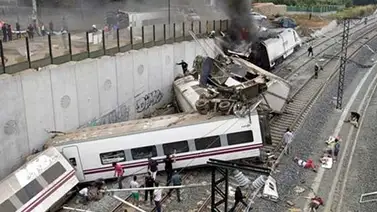 Tren de Santiago descarriló a 153 kmh mientras el maquinista hablaba por teléfono Tren de Santiago descarriló a 153 kmh mientras el maquinista hablaba por teléfono