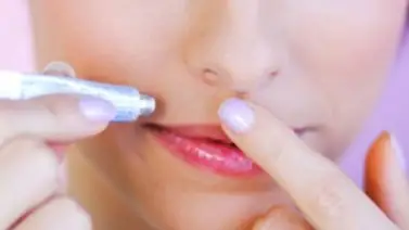 Mujer confunde pegamento con lápiz labial Mujer confunde pegamento con lápiz labial