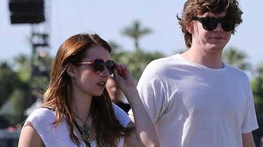 Emma Roberts fue arrestada por golpear a su novio