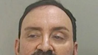 Barbudo masajista le hizo sexo oral a cliente que se quedó dormido