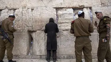 Lo matan en el Muro de los Lamentos por gritar "Alá es grande" Lo matan en el Muro de los Lamentos por gritar "Alá es grande"
