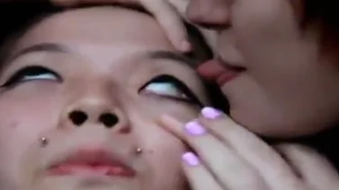 Lamerse los ojos es la última forma de seducción en Japón
