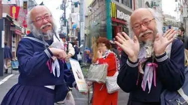 ¡Esto sí que es raro!… un anciano vestido con traje de marinerita ¡Esto sí que es raro!… un anciano vestido con traje de marinerita