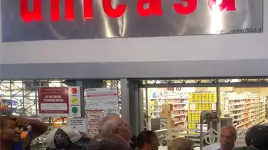 Hacen largas colas en Caricuao para adquirir productos de primera necesidad Hacen largas colas en Caricuao para adquirir productos de primera necesidad