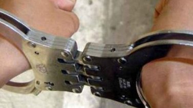 Capturados en flagrancia dos personas que desmantelaban un vehículo en Petare