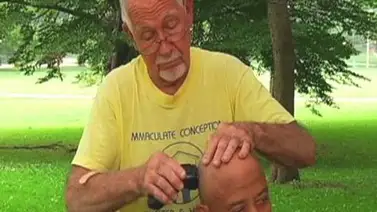 Peluquero retirado corta el pelo gratis a vagabundos Peluquero retirado corta el pelo gratis a vagabundos