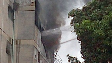 Controlado fuerte incendio en fábrica de perfumes en Las Minas de Baruta