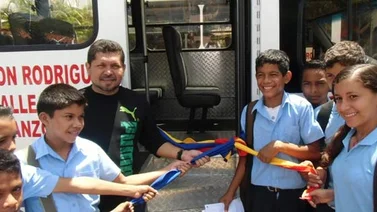 Alcalde de Carvajal entregó nueva unidades de transporte estudiantil en Valle Guanape