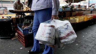 Venezolanos a la caza de papel higiénico