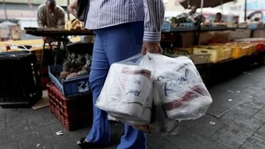Venezolanos a la caza de papel higiénico