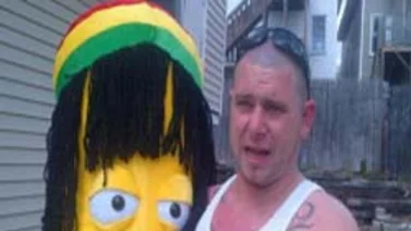 Pierde los ahorros de su vida y recibe una banana rasta de peluche como premio de consolación