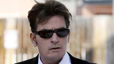 Retiran a ex esposa de Charlie Sheen custodia de sus mellizos