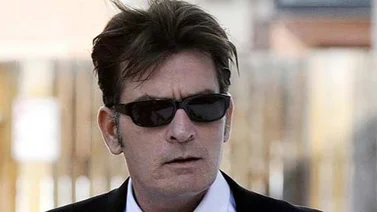 Retiran a ex esposa de Charlie Sheen custodia de sus mellizos