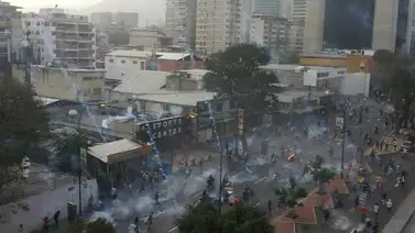 Protestas y cacerolazos en Caracas mientras Maduro es proclamado Protestas y cacerolazos en Caracas mientras Maduro es proclamado