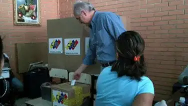 Ledezma ejerció su voto e invita a los ciudadanos a votar Ledezma ejerció su voto e invita a los ciudadanos a votar