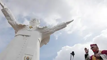 Polonia inaugura estatua gigante de Juan Pablo II Polonia inaugura estatua gigante de Juan Pablo II